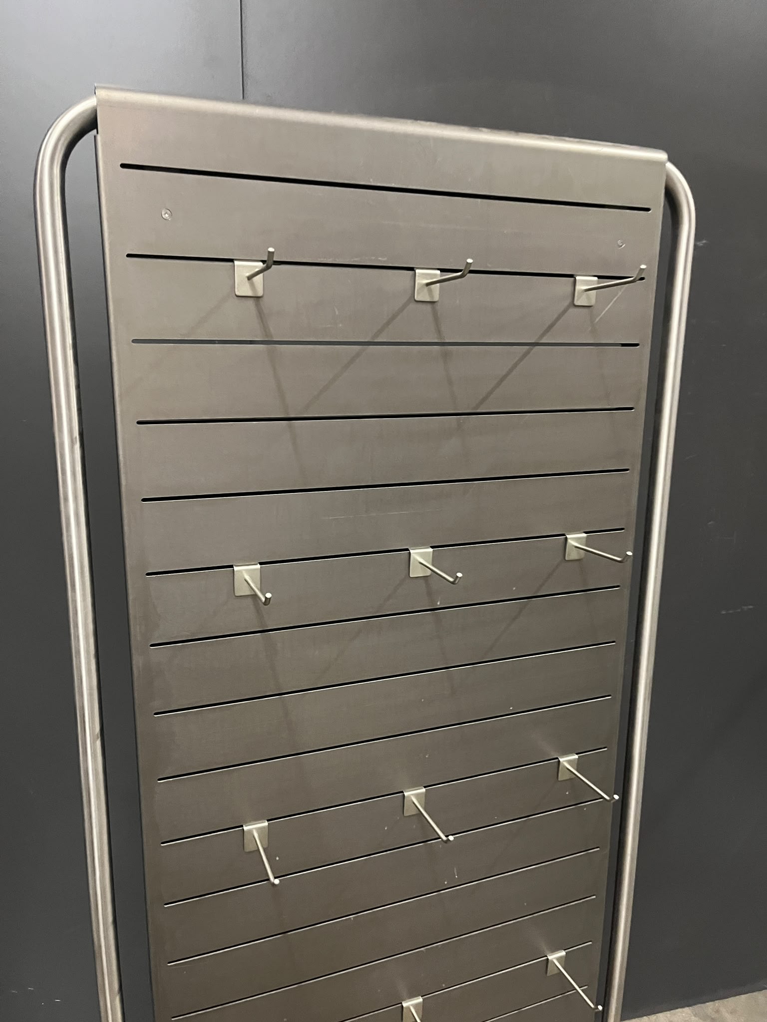 Présentoir central panneau rainuré avec 22 broches – L68 × P45 × H157 cm