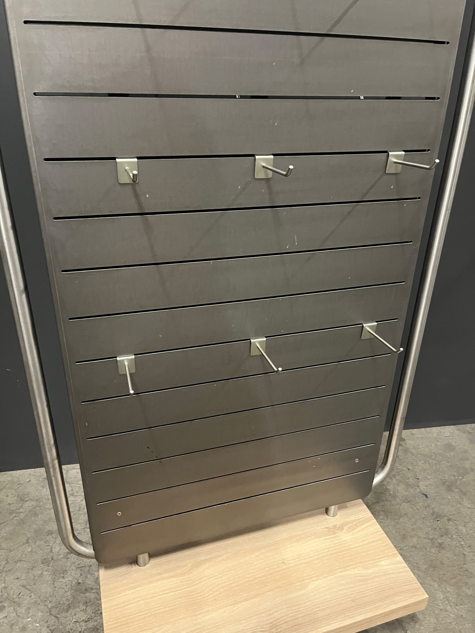 Présentoir central panneau rainuré avec 22 broches – L68 × P45 × H157 cm