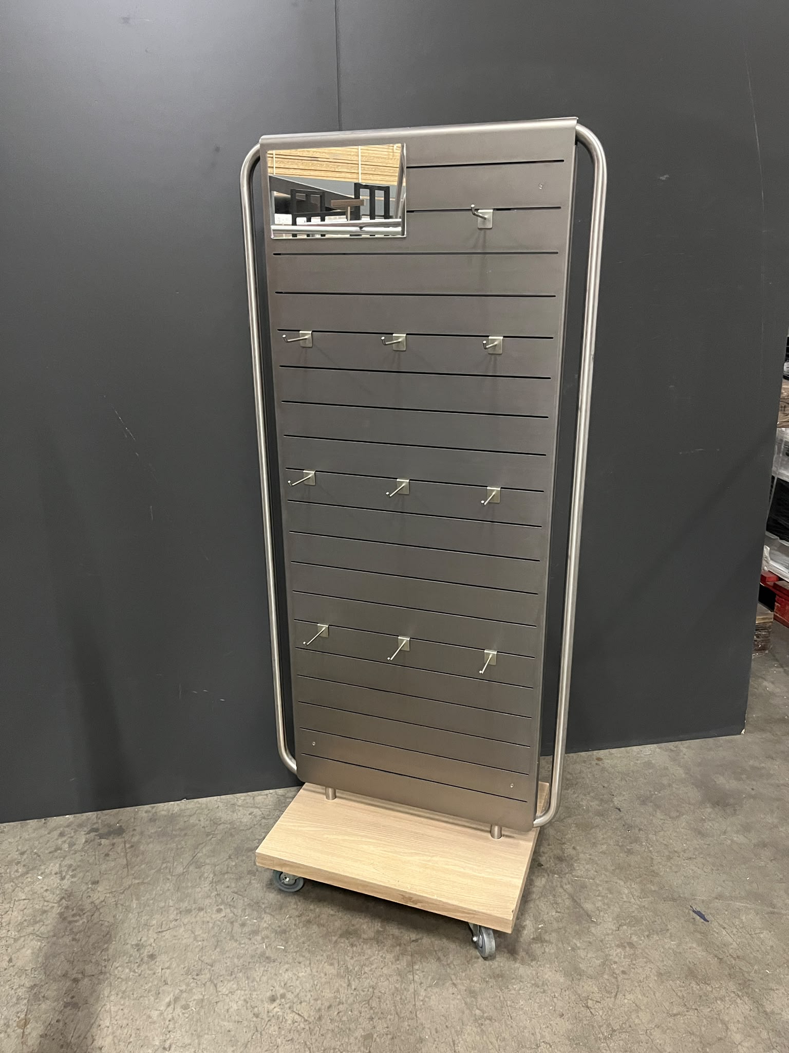 Présentoir central panneau rainuré avec 22 broches – L68 × P45 × H157 cm