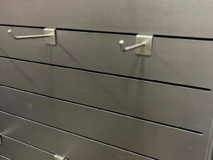 Présentoir central panneau rainuré avec 22 broches – L68 × P45 × H157 cm
