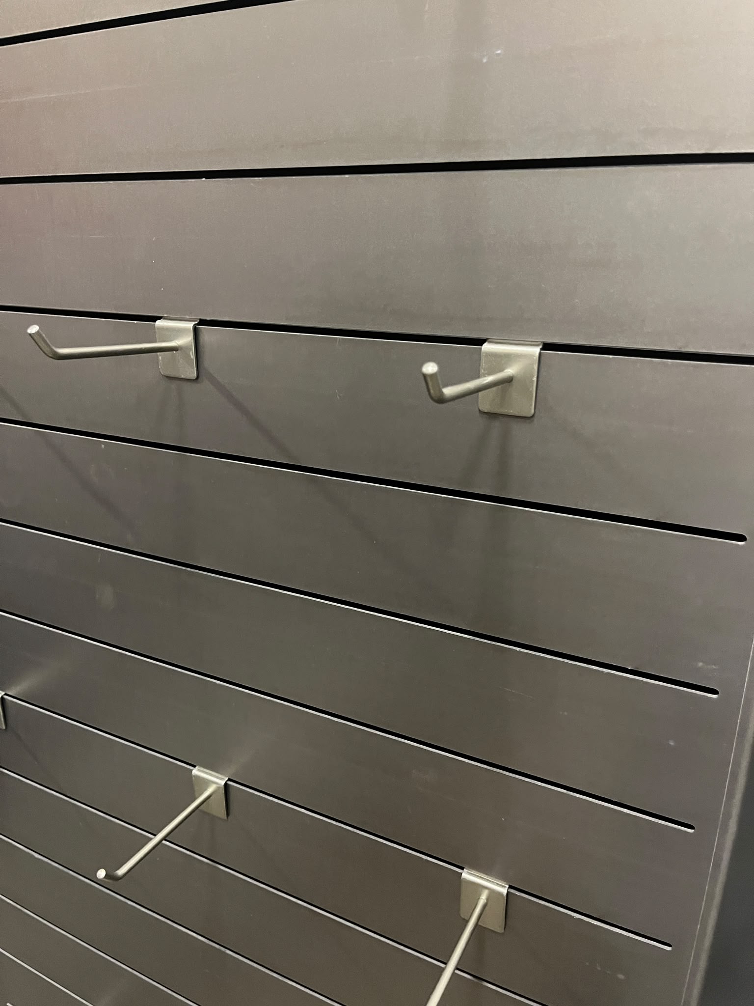 Présentoir central panneau rainuré avec 22 broches – L68 × P45 × H157 cm