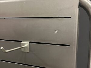 Présentoir central panneau rainuré avec 22 broches – L68 × P45 × H157 cm