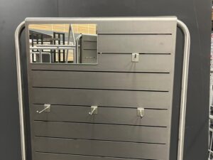 Présentoir central panneau rainuré avec 22 broches – L68 × P45 × H157 cm