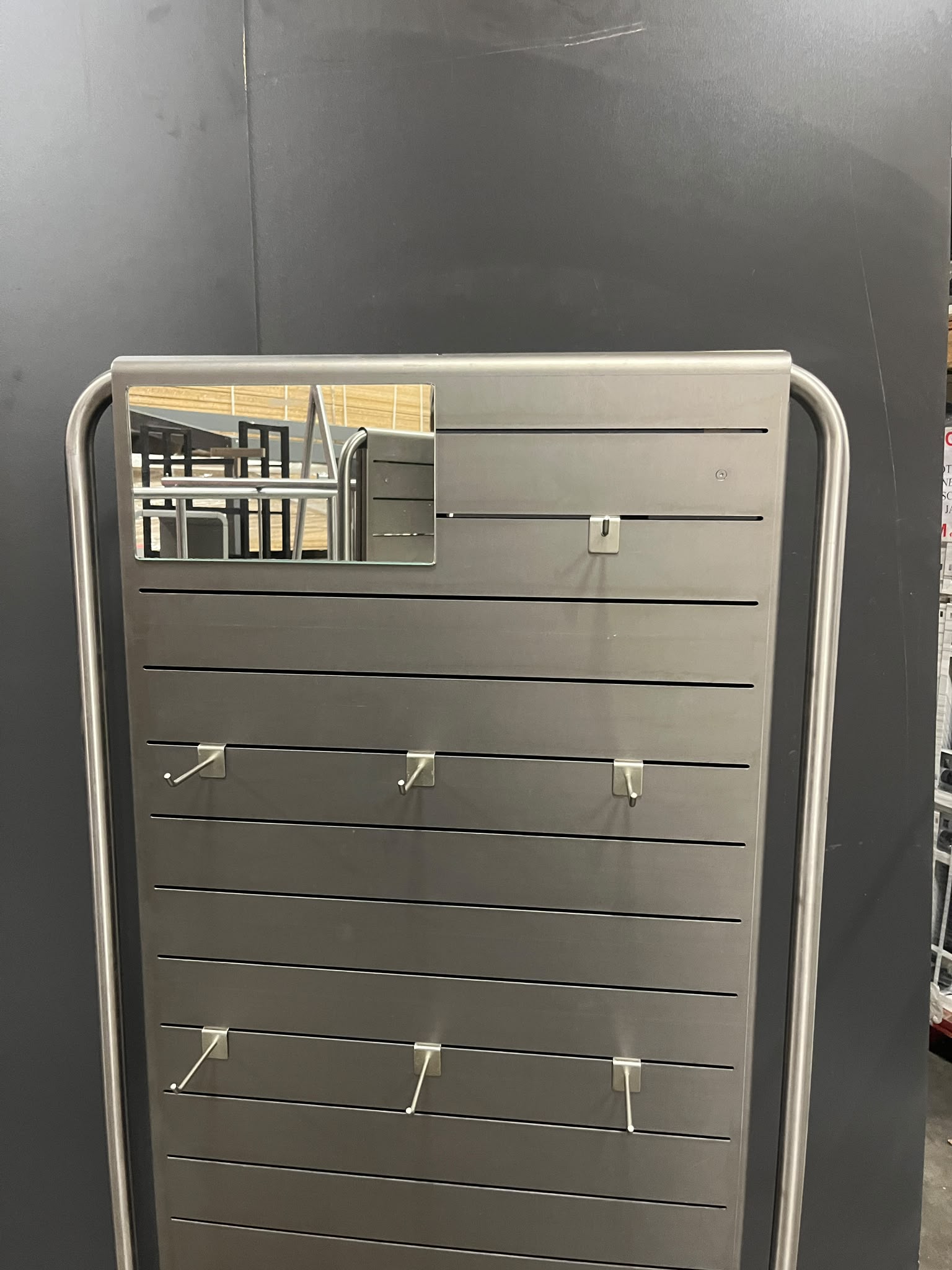 Présentoir central panneau rainuré avec 22 broches – L68 × P45 × H157 cm