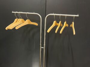 Portant métallique à 2 bras – H131 × L80 cm
