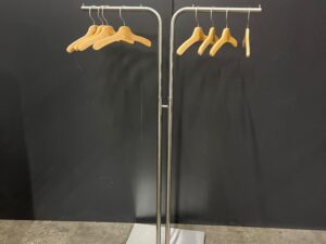 Portant métallique à 2 bras – H131 × L80 cm
