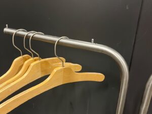 Portant métallique à 2 bras – H131 × L80 cm