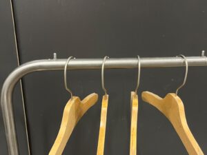 Portant métallique à 2 bras – H131 × L80 cm