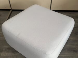 Grand pouf Haworth en tissu gris – L84 × l78 × H44 cm