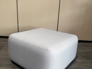 Grand pouf Haworth en tissu gris – L84 × l78 × H44 cm