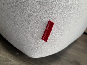 Grand pouf Haworth en tissu gris – L84 × l78 × H44 cm