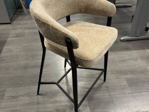 Chaise avec accoudoirs en tissu bouclette beige – H88 × P43 cm