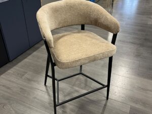 Chaise avec accoudoirs en tissu bouclette beige – H88 × P43 cm