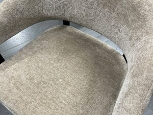 Chaise avec accoudoirs en tissu bouclette beige – H88 × P43 cm