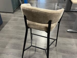 Chaise avec accoudoirs en tissu bouclette beige – H88 × P43 cm