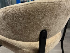 Chaise avec accoudoirs en tissu bouclette beige – H88 × P43 cm