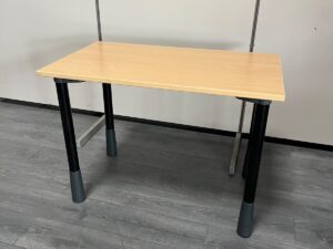 Petite table en bois avec pied noir réglable en hauteur – L100 cm