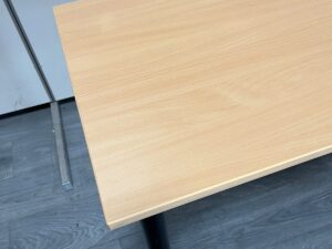 Petite table en bois avec pied noir réglable en hauteur – L100 cm