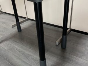 Petite table en bois avec pied noir réglable en hauteur – L100 cm