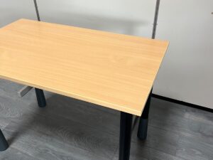 Petite table en bois avec pied noir réglable en hauteur – L100 cm