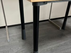 Petite table en bois avec pied noir réglable en hauteur – L100 cm