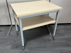 Petite table en bois clair avec pied gris sur roulettes – L80 × P60 × H73 cm