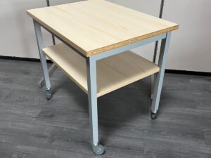 Petite table en bois clair avec pied gris sur roulettes – L80 × P60 × H73 cm