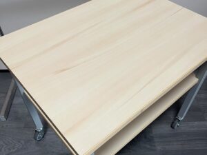 Petite table en bois clair avec pied gris sur roulettes – L80 × P60 × H73 cm