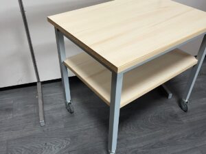 Petite table en bois clair avec pied gris sur roulettes – L80 × P60 × H73 cm