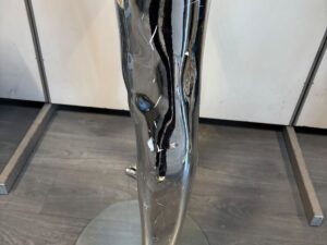 Mannequin femme complet argenté avec socle en verre – H184 cm