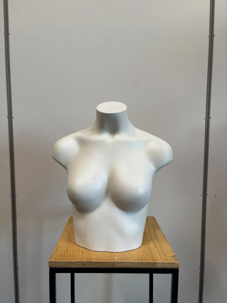Buste mannequin femme en fibre de verre beige clair – H42,5 cm