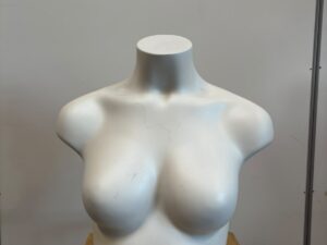 Buste mannequin femme en fibre de verre beige clair – H42,5 cm