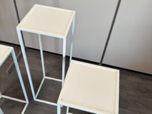 Lot de 3 tables consoles métalliques blanches – H90 cm
