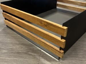 Cagette métallique et bois noire – L43 × l31 × H12 cm