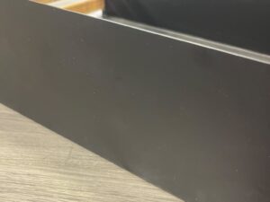 Cagette métallique et bois noire – L43 × l31 × H12 cm