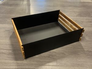 Cagette métallique et bois noire – L43 × l31 × H12 cm
