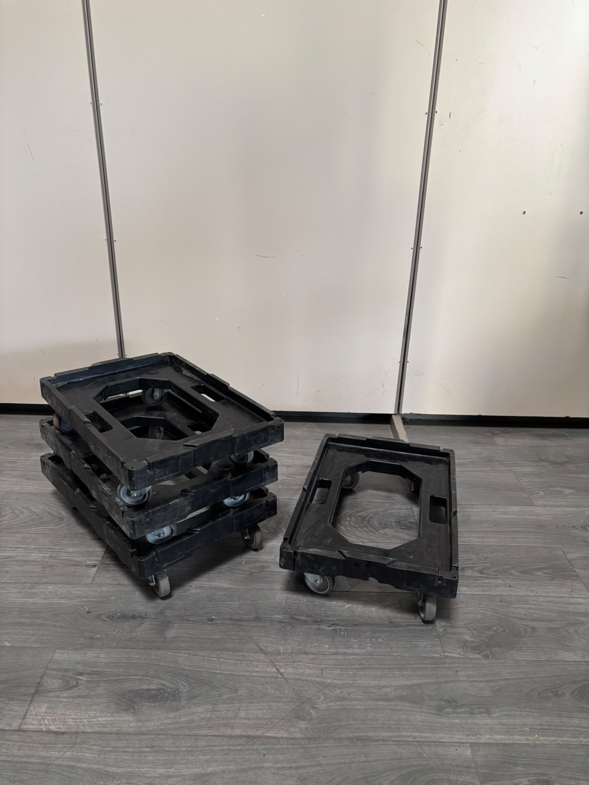 Chariot de transport en PVC noir sur roulettes – L60 × l40 × H16 cm