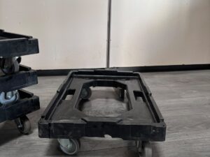 Chariot de transport en PVC noir sur roulettes – L60 × l40 × H16 cm