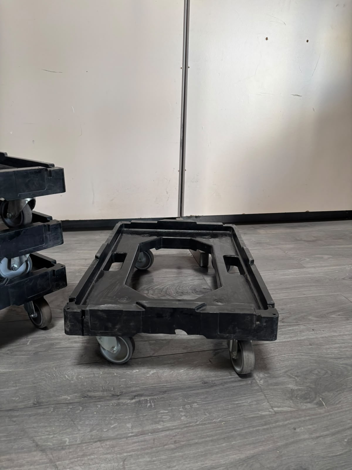 Chariot de transport en PVC noir sur roulettes – L60 × l40 × H16 cm