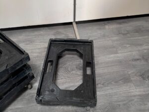 Chariot de transport en PVC noir sur roulettes – L60 × l40 × H16 cm