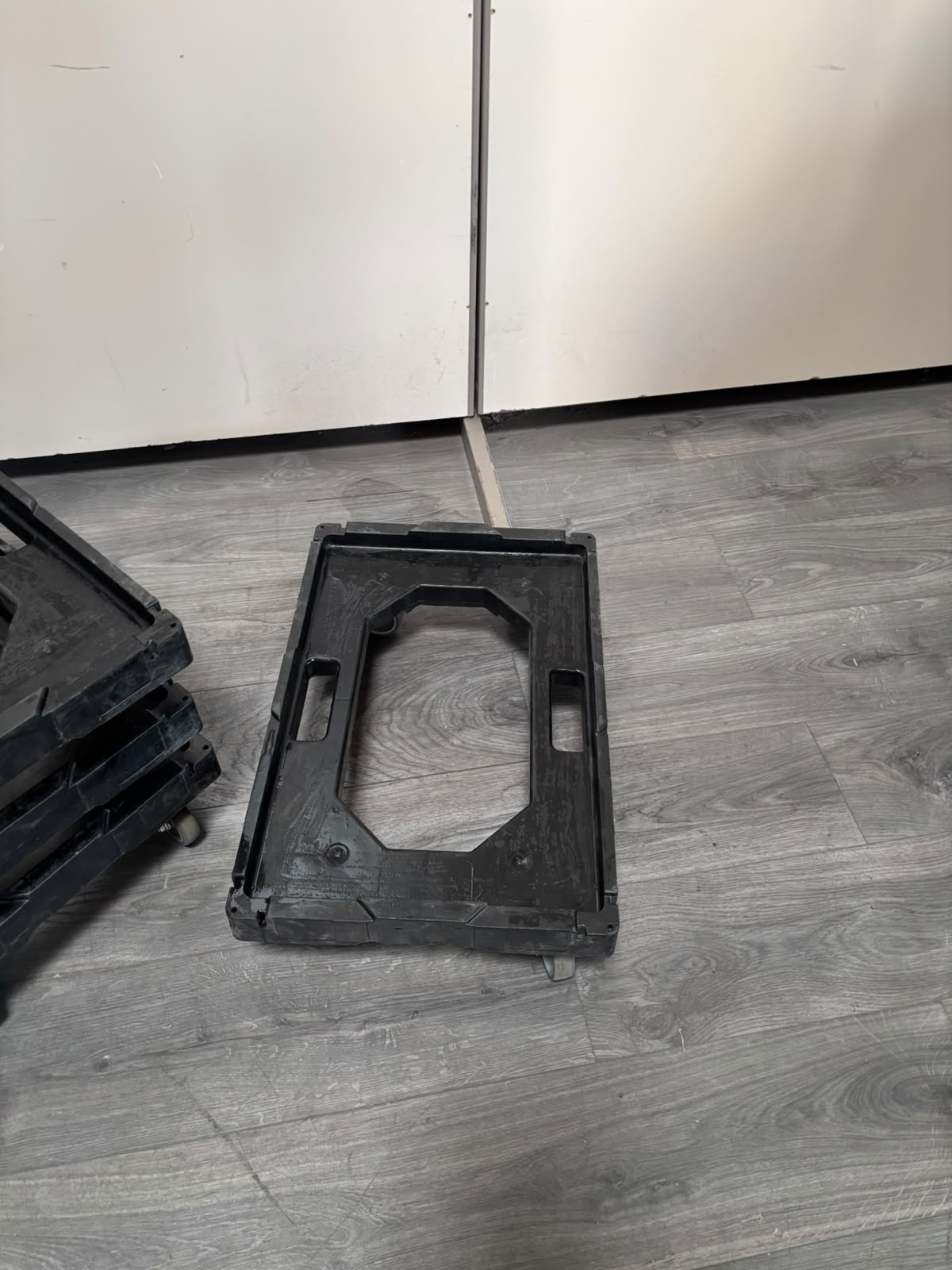 Chariot de transport en PVC noir sur roulettes – L60 × l40 × H16 cm