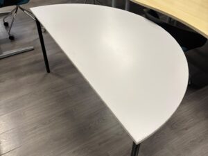 Table demi-ronde en bois gris et noir – L160 × l80 cm