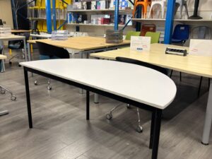 Table demi-ronde en bois gris et noir – L160 × l80 cm