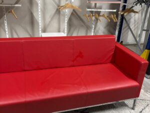 Canapé banquette 3 places Talin en simili cuir rouge – L188,5 cm