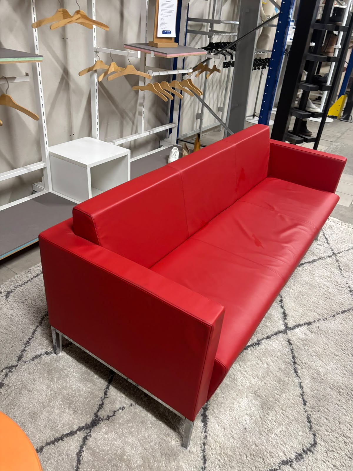 Canapé banquette 3 places Talin en simili cuir rouge – L188,5 cm