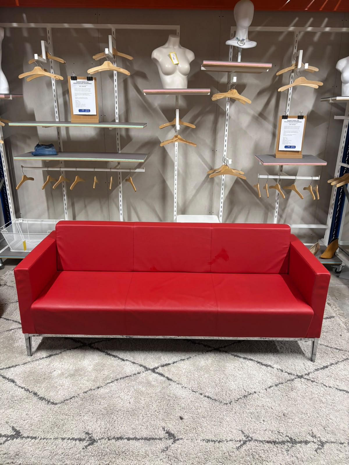 Canapé banquette 3 places Talin en simili cuir rouge – L188,5 cm