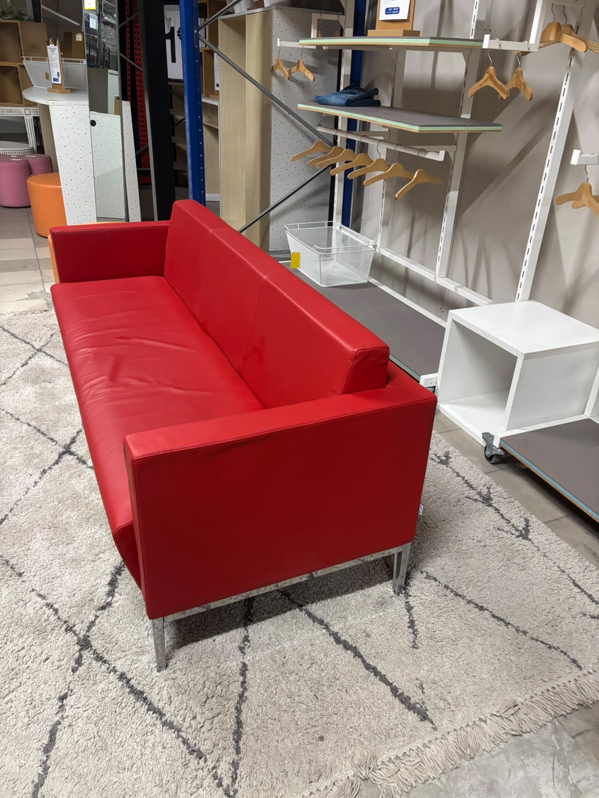 Canapé banquette 3 places Talin en simili cuir rouge – L188,5 cm