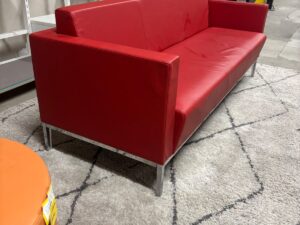Canapé banquette 3 places Talin en simili cuir rouge – L188,5 cm