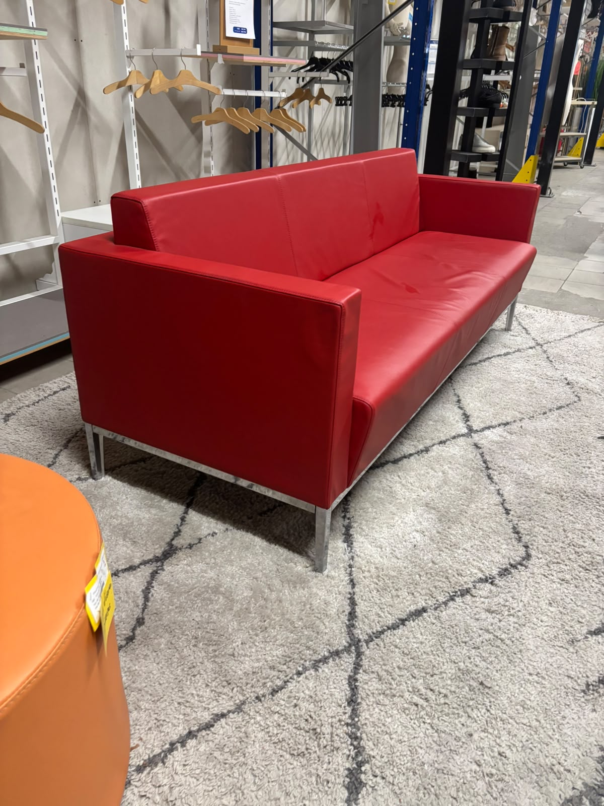 Canapé banquette 3 places Talin en simili cuir rouge – L188,5 cm