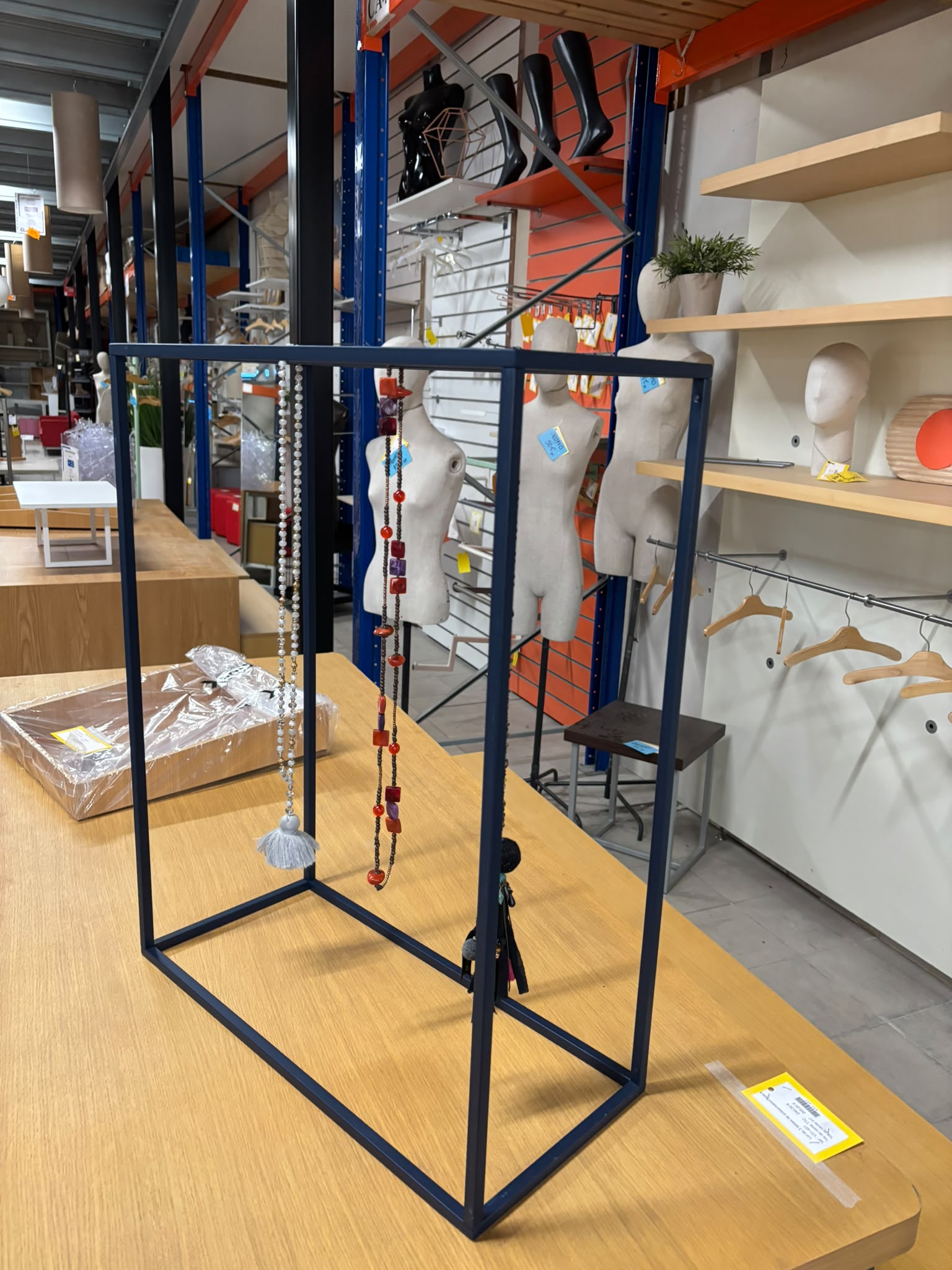 Présentoir à accessoires métallique bleu marine – H70 × L55,3 cm